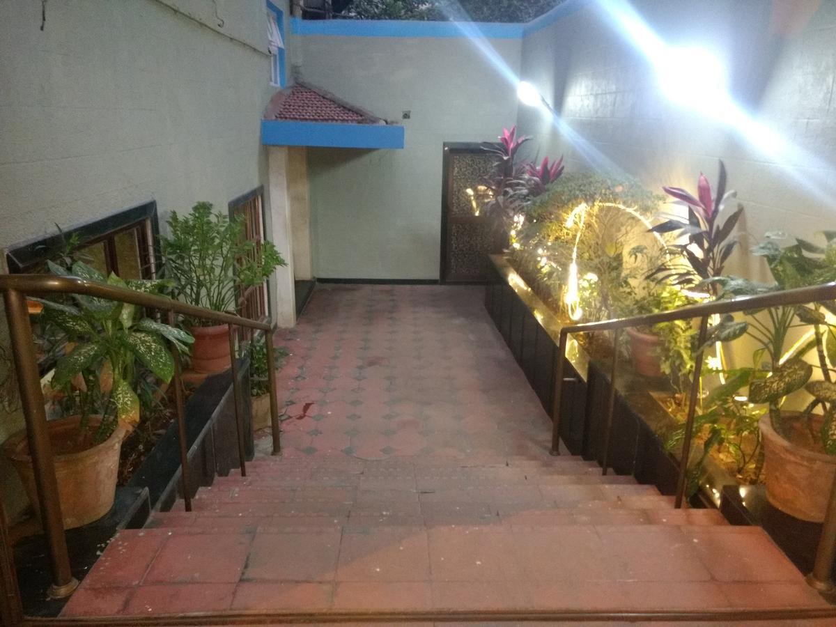 Pals Hotel Mumbai Room photo