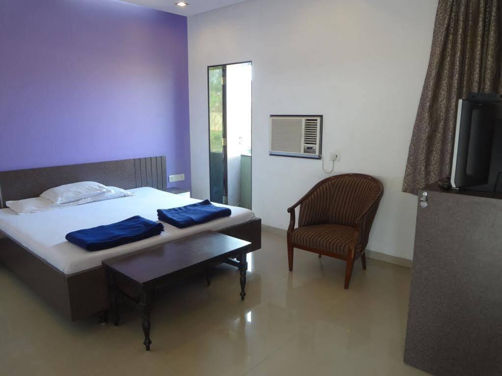 Pals Hotel Mumbai Exterior photo